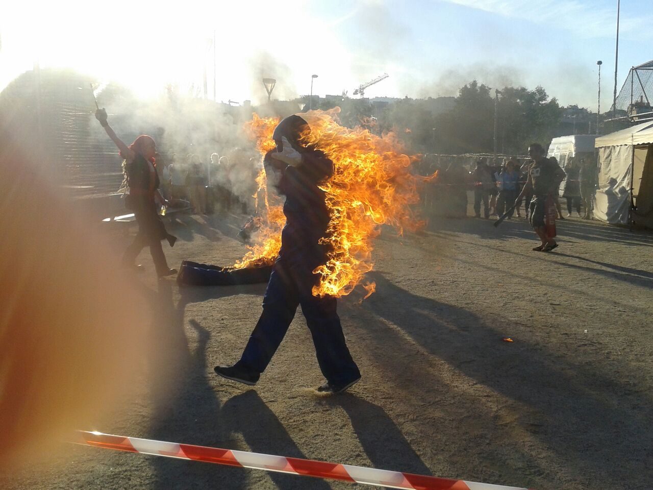 Especialista corriendo envuelto en fuego durante un bonzo