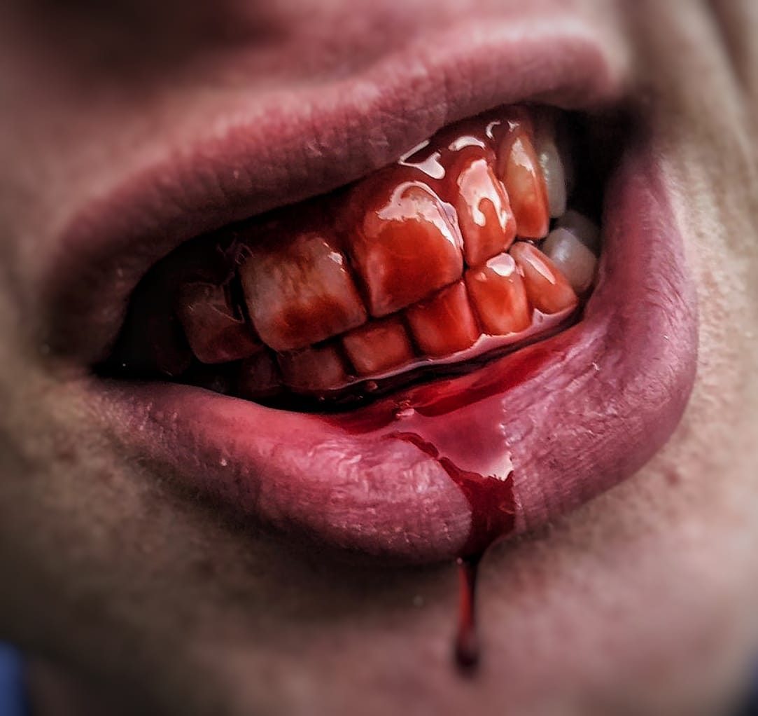 Boca con sangre comestible
