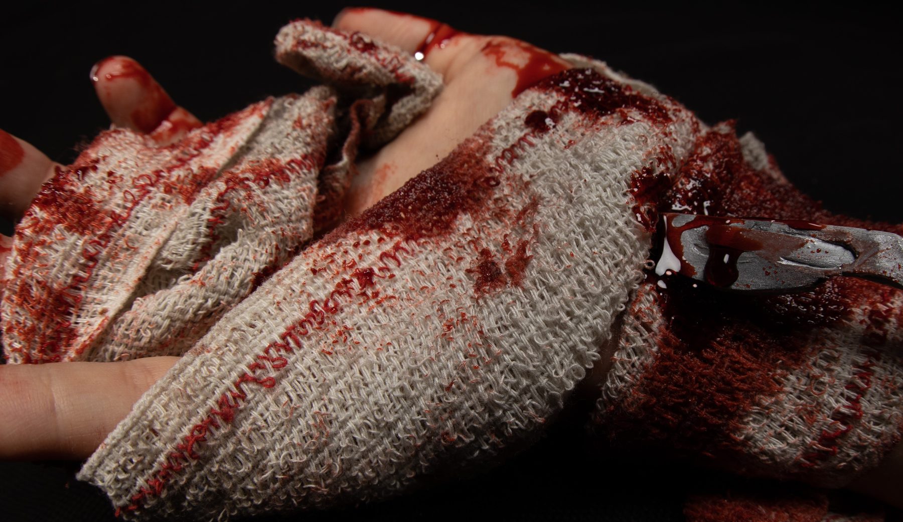 Venda empapada de sangre artificial